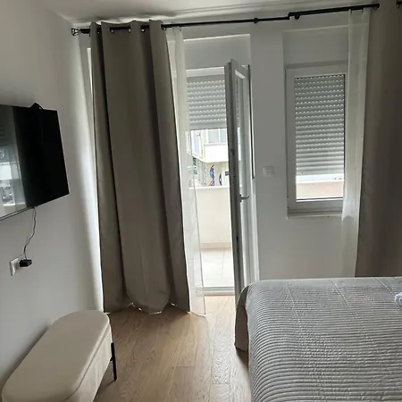 Luxury In Center Apartment