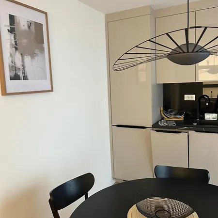 Luxury In Center Apartment