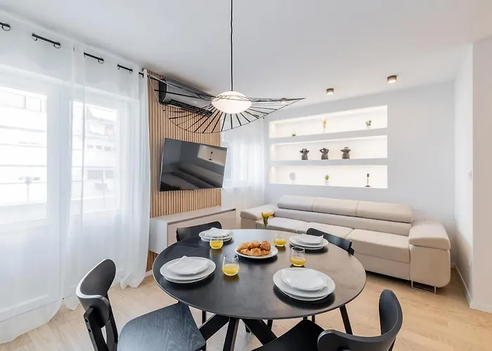 Luxury In Center Apartment *