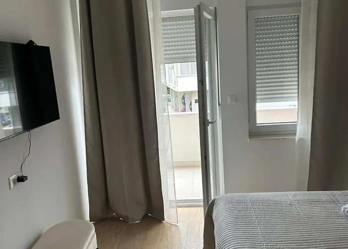 Luxury In Center Apartment