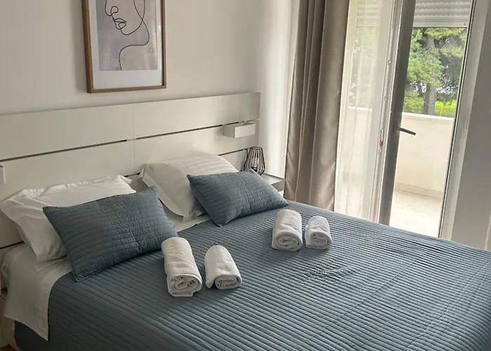 Luxury In Center Apartment